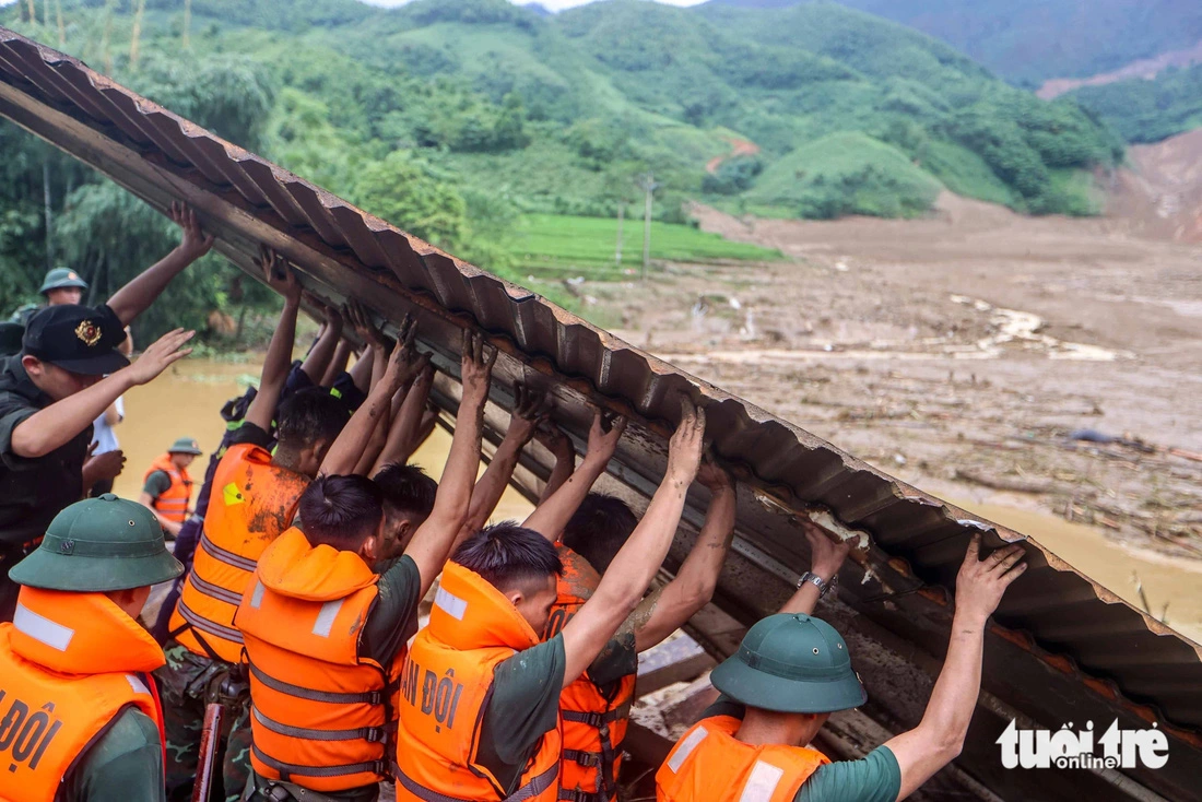 Some 650 military and police officers have been mobilized to hunt for missing victims. Photo: Nguyen Khanh / Tuoi Tre