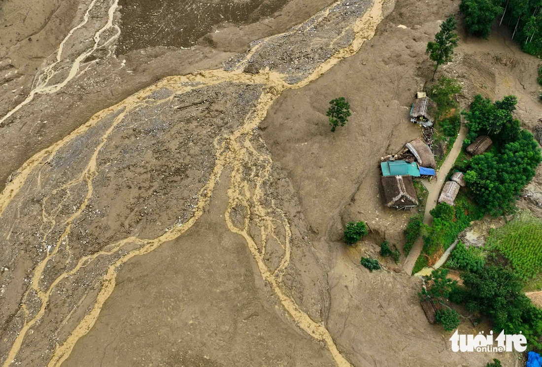 Some houses survived the flash flood. Photo: Nguyen Khanh / Tuoi Tre