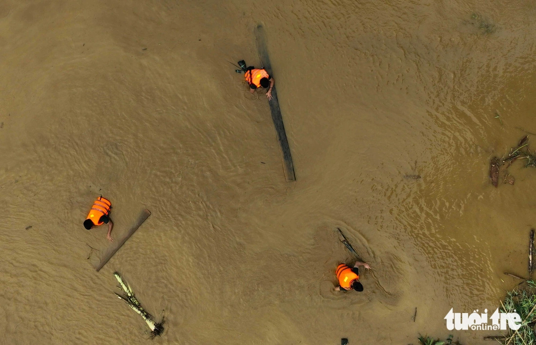 Military officers search for the missing victims in the floodwaters. Photo: Nguyen Khanh / Tuoi Tre