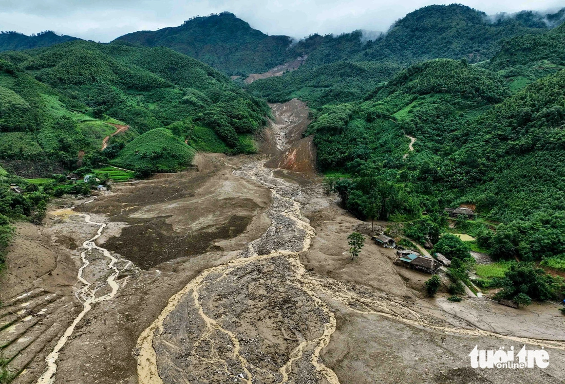 The flash flood engulfed the village on September 10, 2024. Photo: Nguyen Khanh / Tuoi Tre