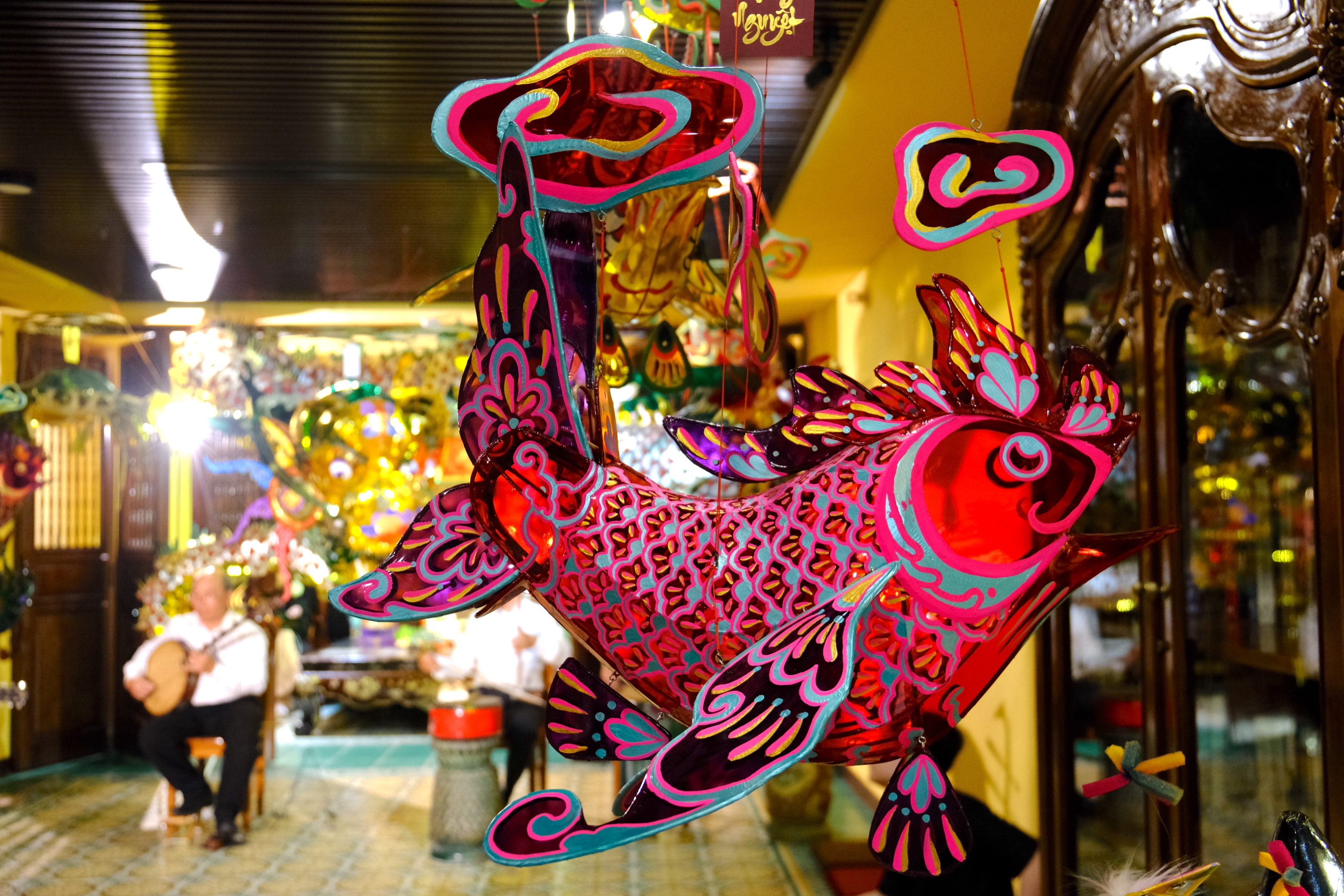 The M and L-sized fish-shaped lanterns are priced between VND30 to 40 million ($1,222 to 1,629). Photo: Ngoc Phuong / Tuoi Tre News