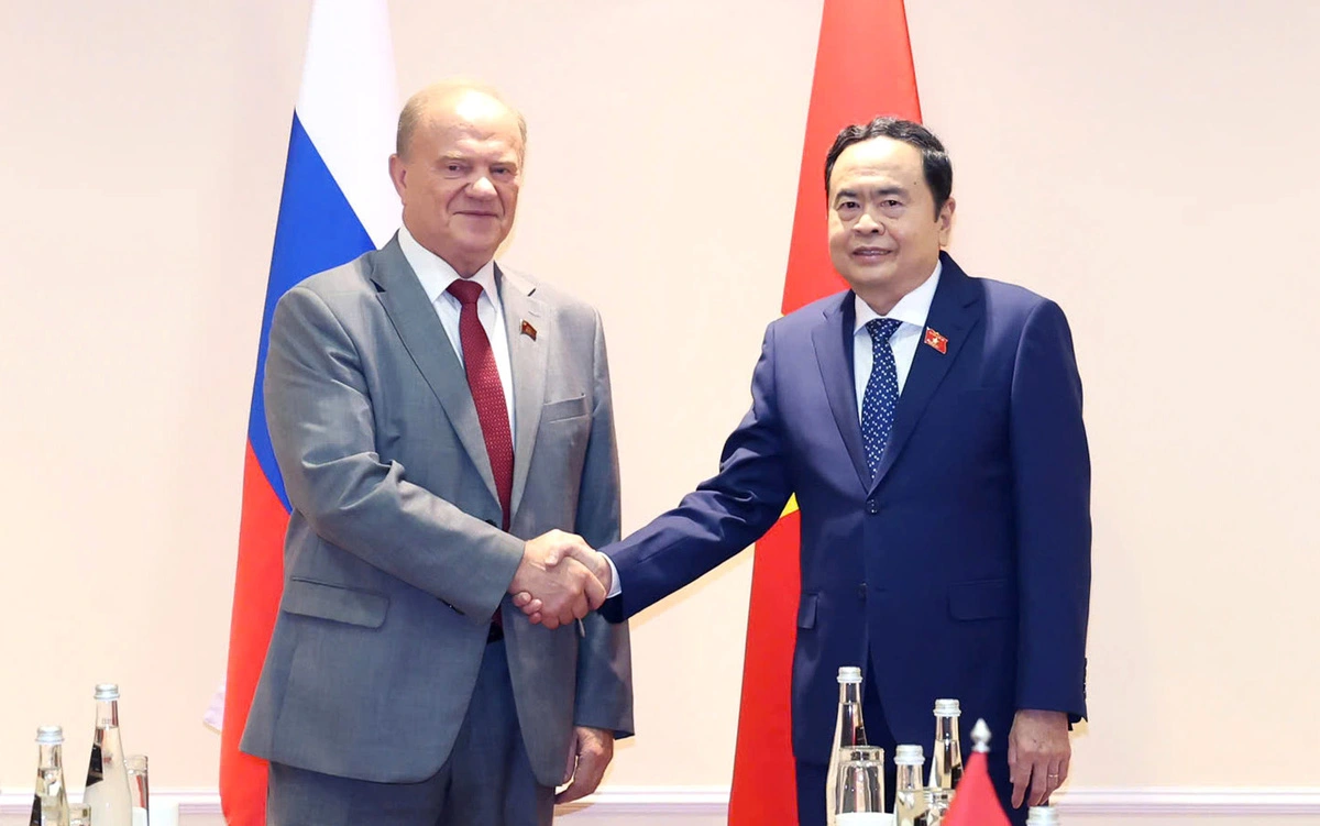 Chairman of Vietnam's lawmaking National Assembly Tran Thanh Man (R) shakes hands with Gennady Zyuganov, leader of the Communist Party of the Russian Federation. Photo: Thong Nhat