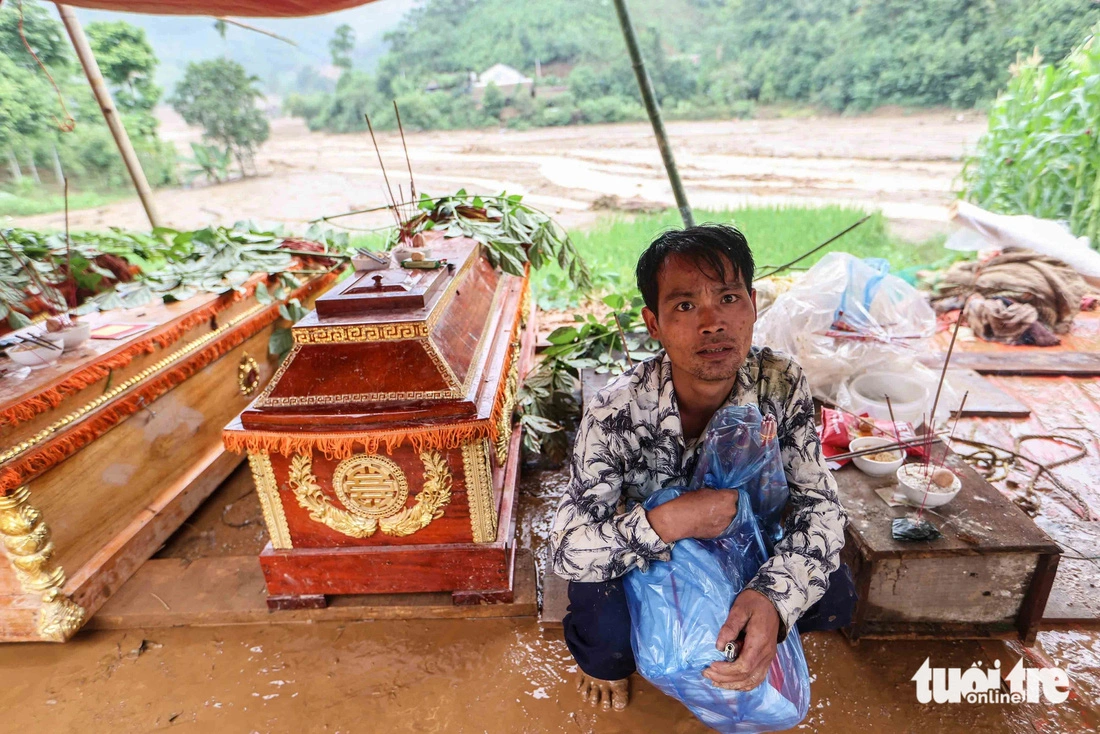 Hoang Van Thoi lost his mother, wife, and three children to the flash flood. Photo: Nguyen Khanh / Tuoi Tre