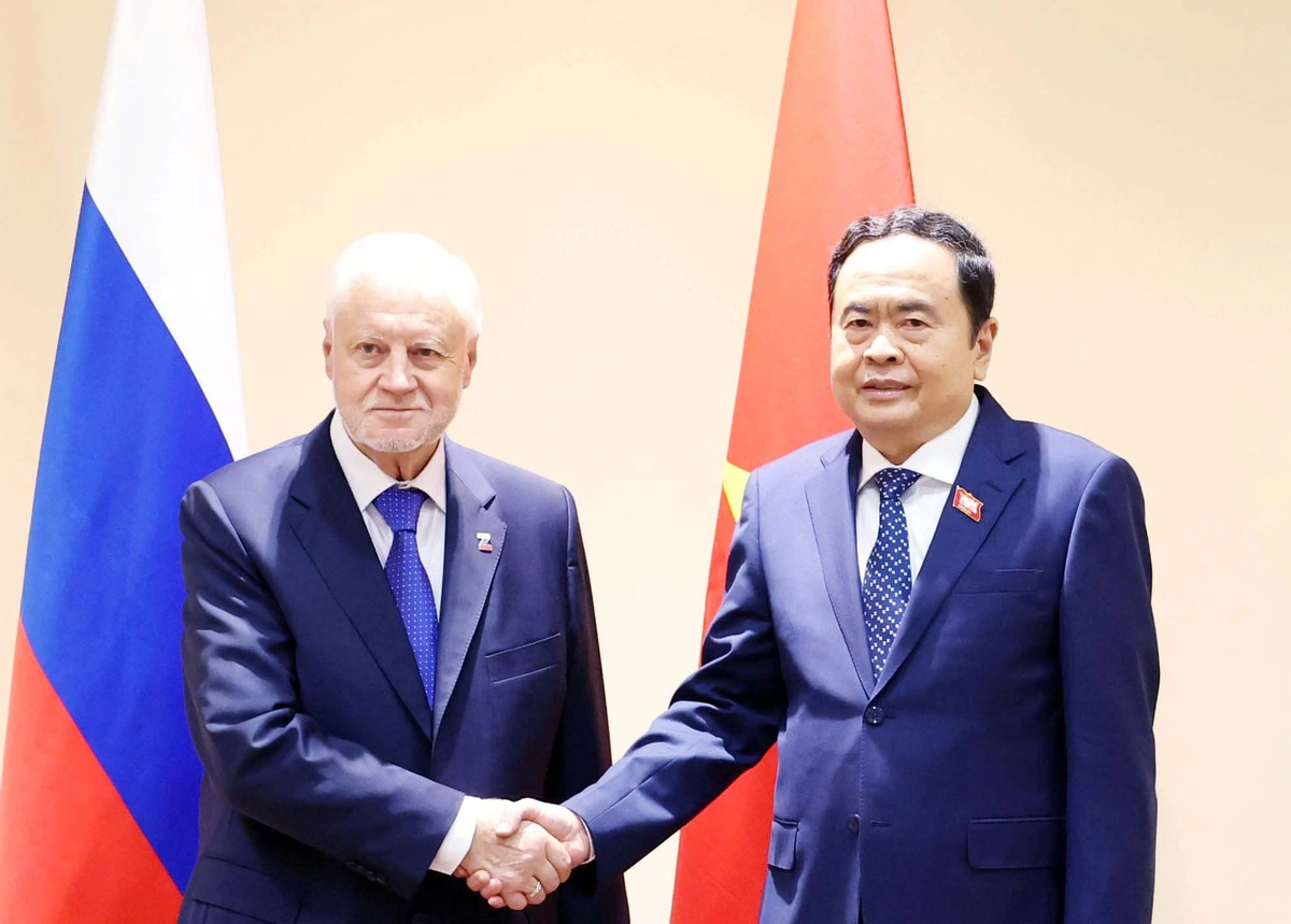 Chairman of Vietnam's lawmaking National Assembly Tran Thanh Man (R) meets with chairman of the Socialist Political Party 'A Just Russia - Patriots - For the Truth' Sergey Mironov. Photo: Thong Nhat