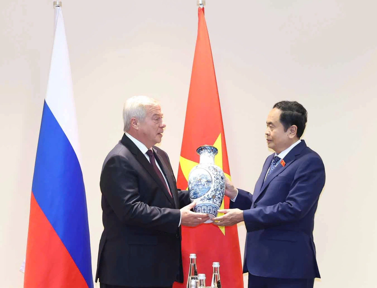 Chairman of Vietnam's lawmaking National Assembly Tran Thanh Man (R) meets with Governor of the Rostov region Vasily Golubev. Photo: Thong Nhat