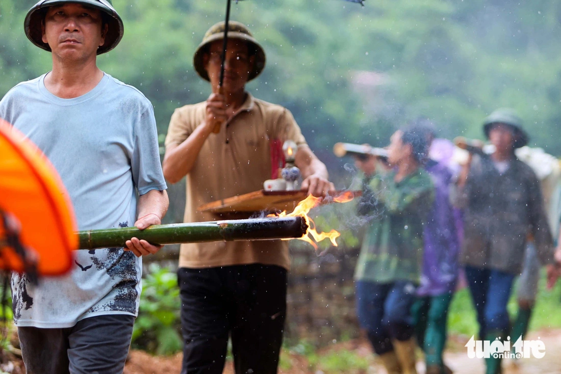 Residents carry a deceased of the flash flood to a local cemetery. Photo: Nguyen Khanh / Tuoi Tre