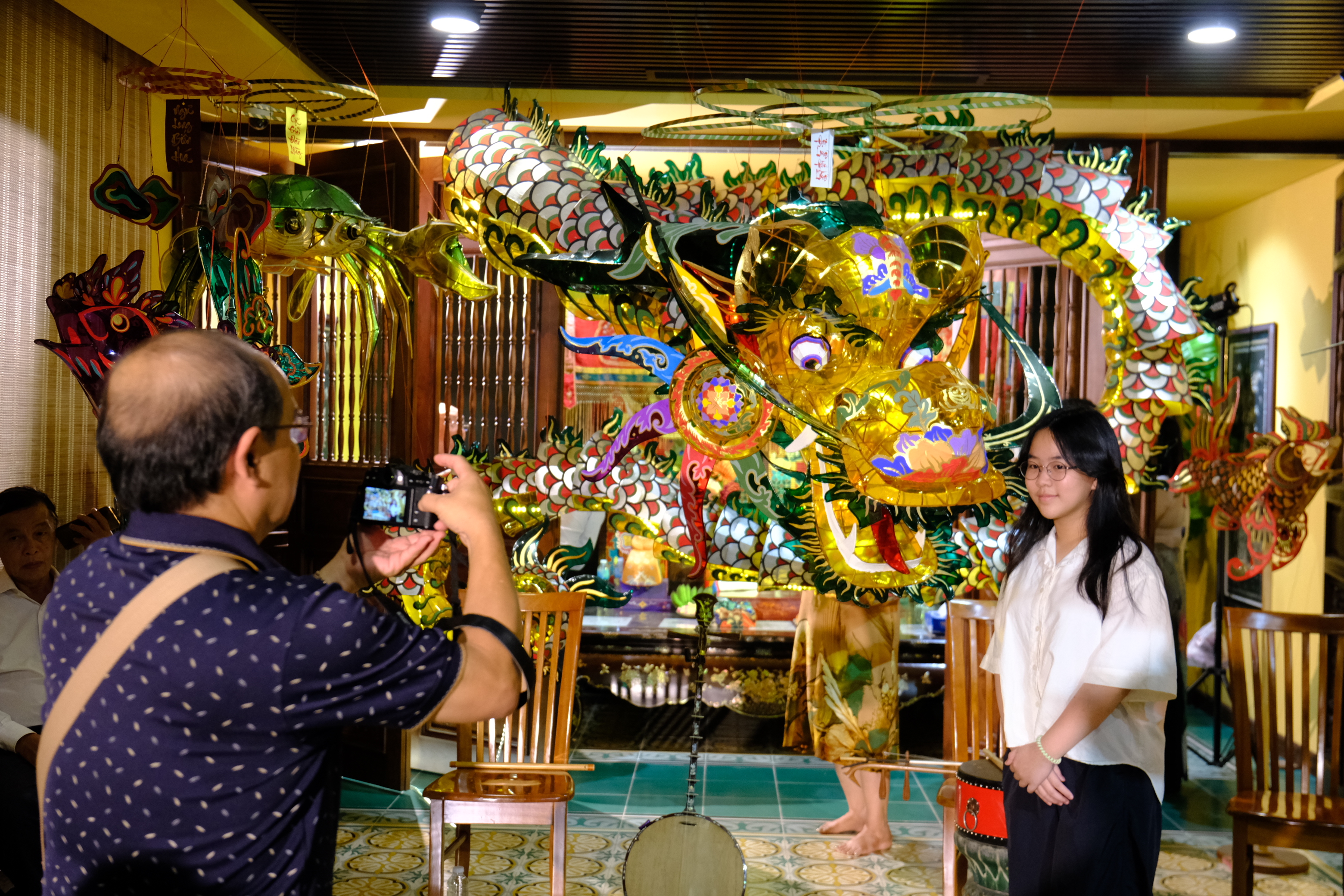 A visitor takes photos with lanterns displayed at the ‘Tầm và Tập’ exhibition at 187 Bach Dang Street in Tan Binh District in Ho Chi Minh City. Photo: Ngoc Phuong / Tuoi Tre News