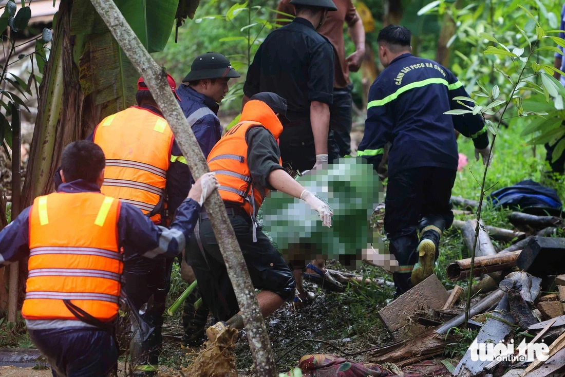 Rescuers found the body of a victim of the flash flood. Photo: Nguyen Khanh / Tuoi Tre