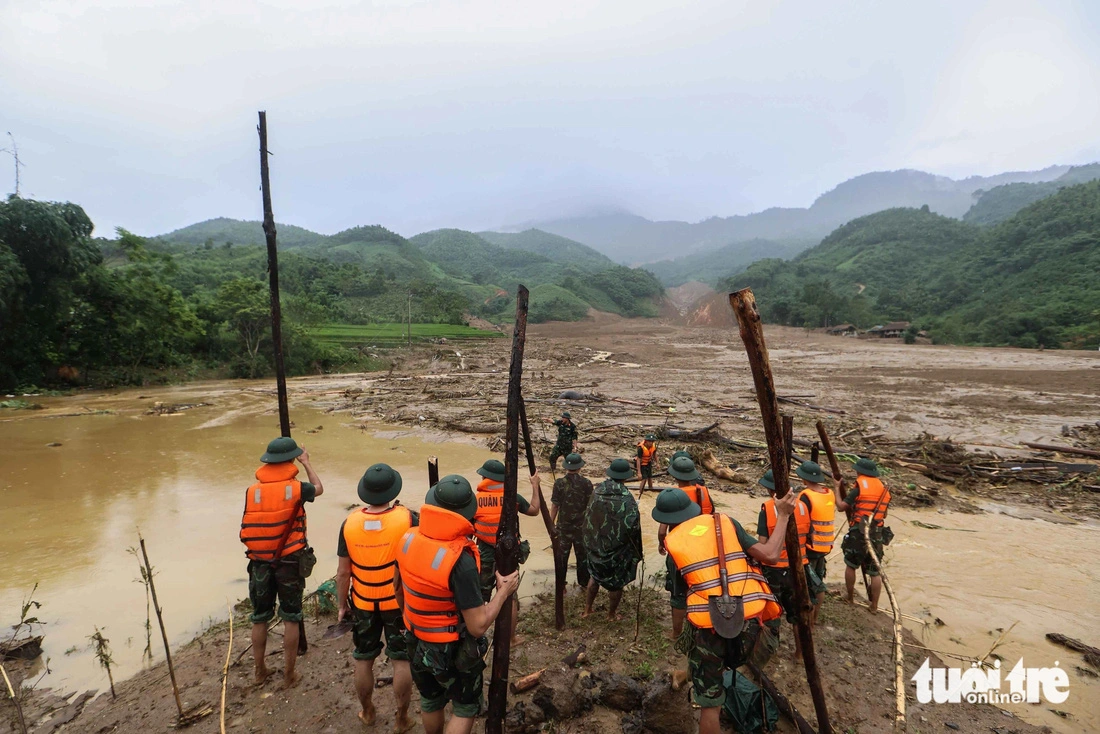 Military officers hunt for missing victims of the flash flood. Photo: Nguyen Khanh / Tuoi Tre