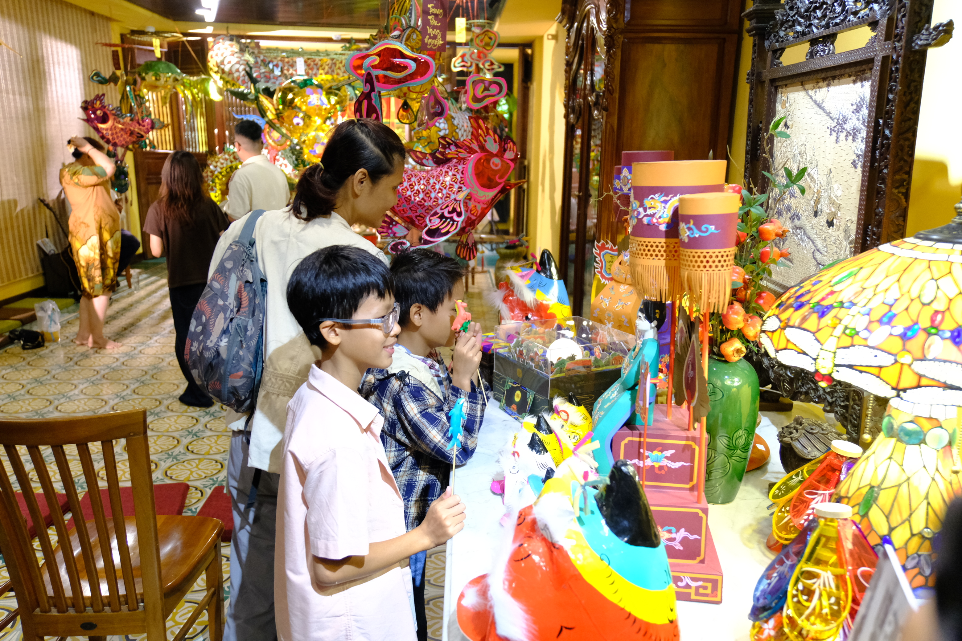 Spectators visit the exhibition at 187 Bach Dang Street in Tan Binh District in Ho Chi Minh City. Photo: Ngoc Phuong / Tuoi Tre News