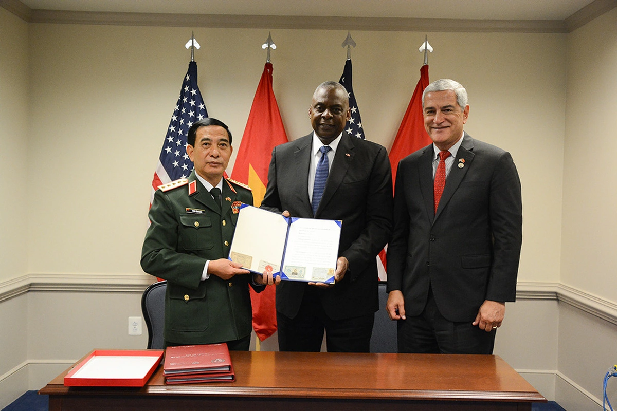 Vietnamese Minister of National Defense General Phan Van Giang (L) and U.S. Secretary of Defense Lloyd Austin (C) hand over war keepsakes to each other after their talks in Washington, D.C., September 9, 2024. Photo: mod.gov.vn