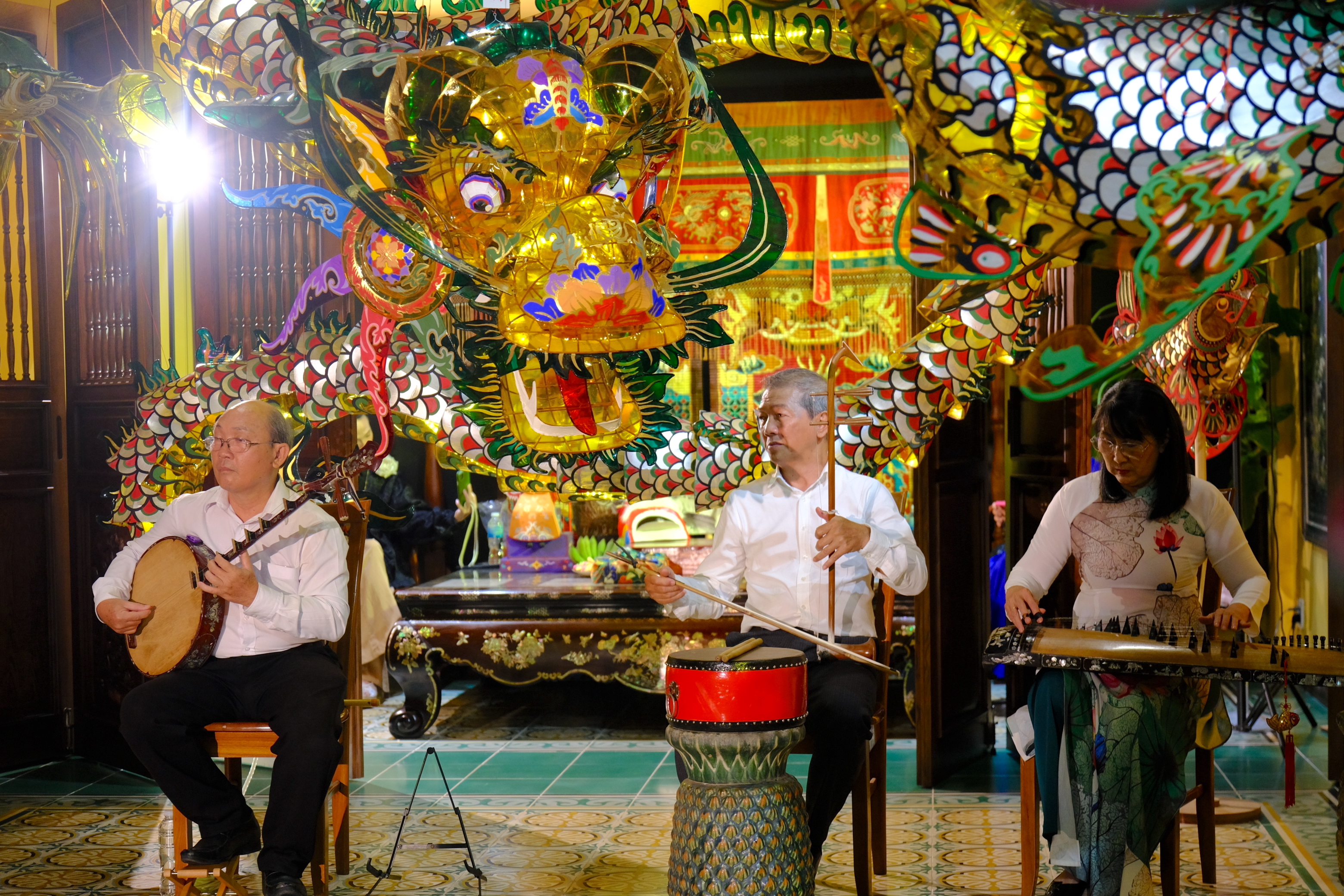 Artists perform traditional music at the exhibition. Photo: Ngoc Phuong / Tuoi Tre News