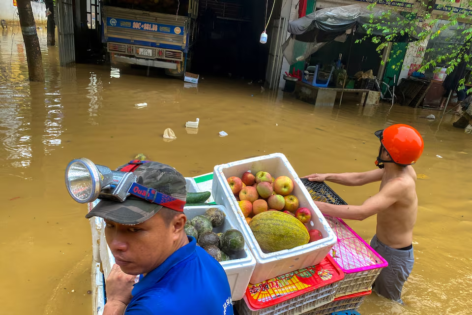 People wade through a flooded street following the impact of Typhoon Yagi in Thai Nguyen City, Vietnam, September 11, 2024. Photo: Reuters