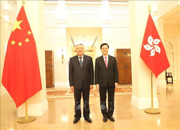 Vietnam’s Permanent Deputy Prime Minister Nguyen Hoa Binh (L) and Chief Executive of the Hong Kong Special Administrative Region John Lee Ka-chiu pose for a photo in Hong Kong on September 11, 2024. Photo: Vietnam News Agency