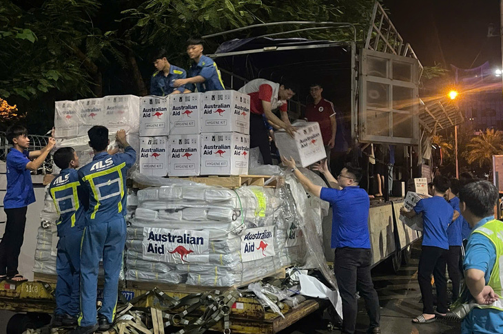 Emergency relief supplies from Australia are loaded onto trucks at Noi Bai International Airport in Hanoi for transport to Yen Bai Province in northern Vietnam, September 11, 2024. Photo: Tung Dinh / Tuoi Tre