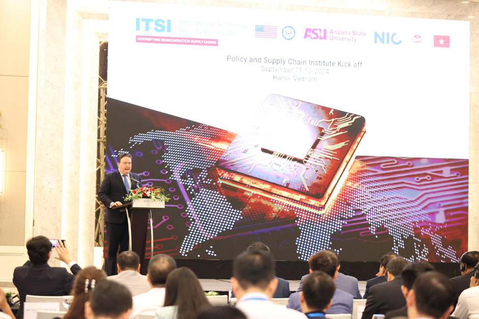 U.S. Ambassador to Vietnam Marc Knapper believes that Vietnam and the U.S. will effectively collaborate in the coming years, making breakthroughs in the semiconductor industry.