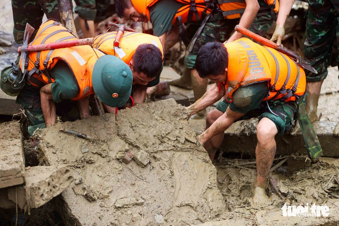 Military officers search for missing victims after a flash flood swept through Nu Village in Phuc Khanh Commune, Bao Yen District, Lao Cai Province. Photo: Nguyen Khanh / Tuoi Tre