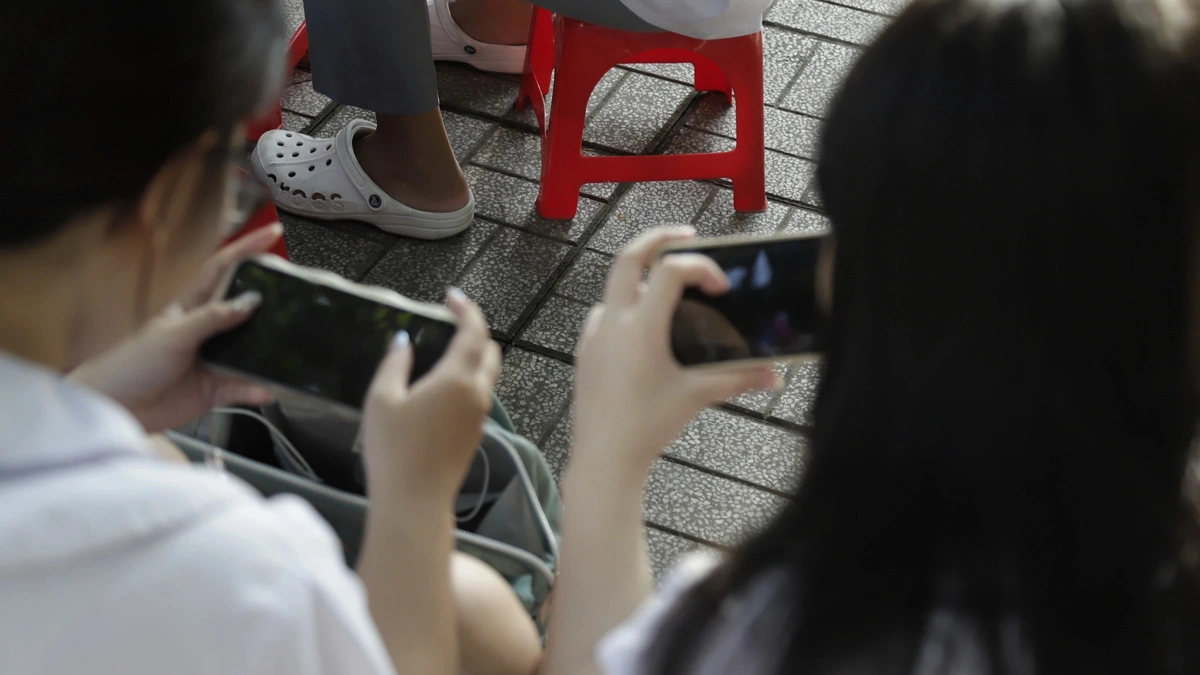 Ho Chi Minh City school imposes partial ban on smartphone use among students