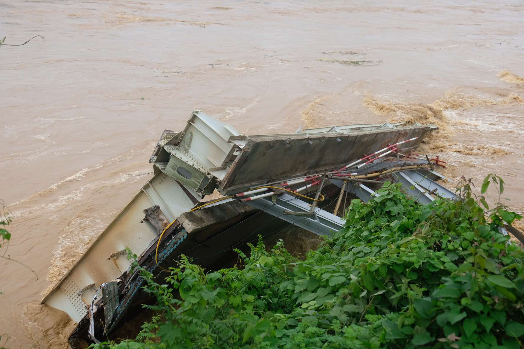 A main span is stuck in the Red River after the Phong Chau Bridge collapsed in Phu Tho Province, northern Vietnam, September 9, 2024. Photo: Tran Quy / Tuoi Tre