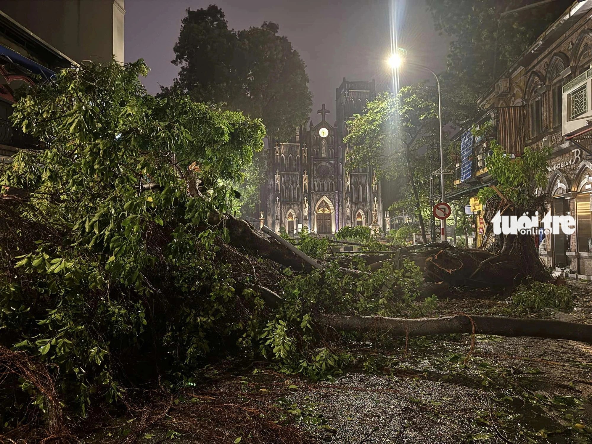 The area in front of the St. Joseph's Cathedral in Hanoi is a mess in the wake of Yagi, September 7, 2024. Photo: Duy Linh / Tuoi Tre