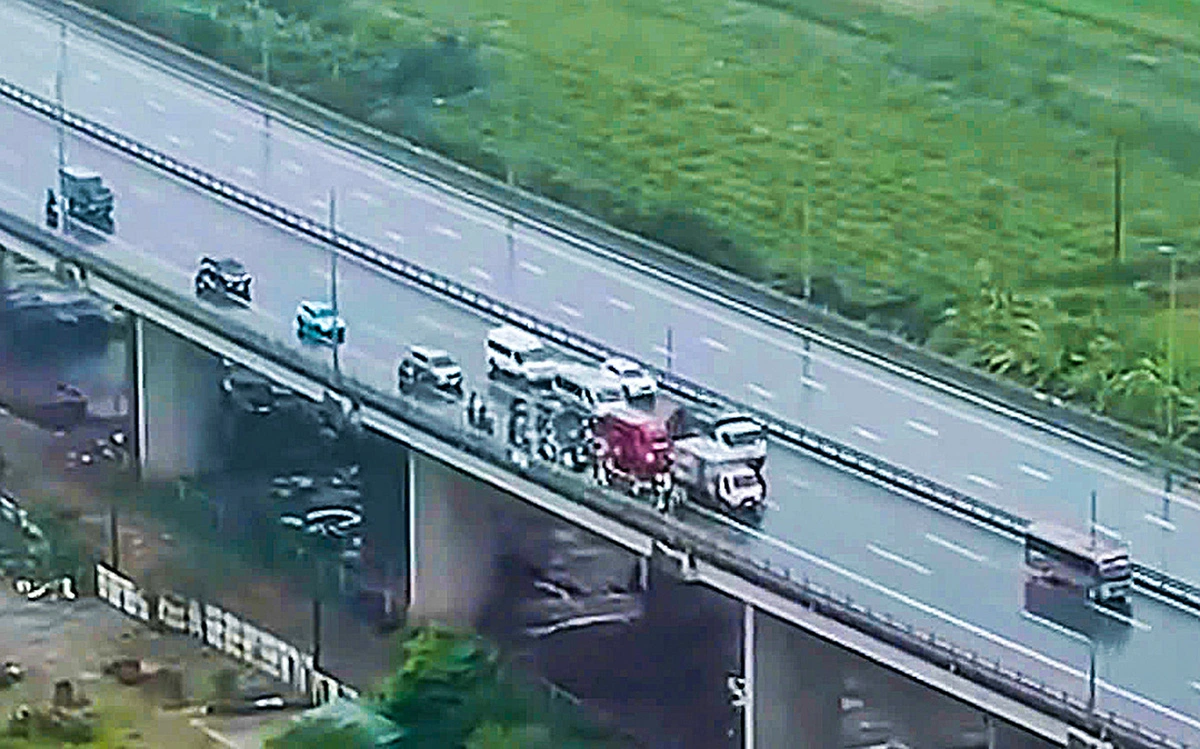 A screenshot shows cars shielding motorbikes to pass through the Nhat Tan Bridge in Hanoi during super typhoon Yagi on September 7, 2024.