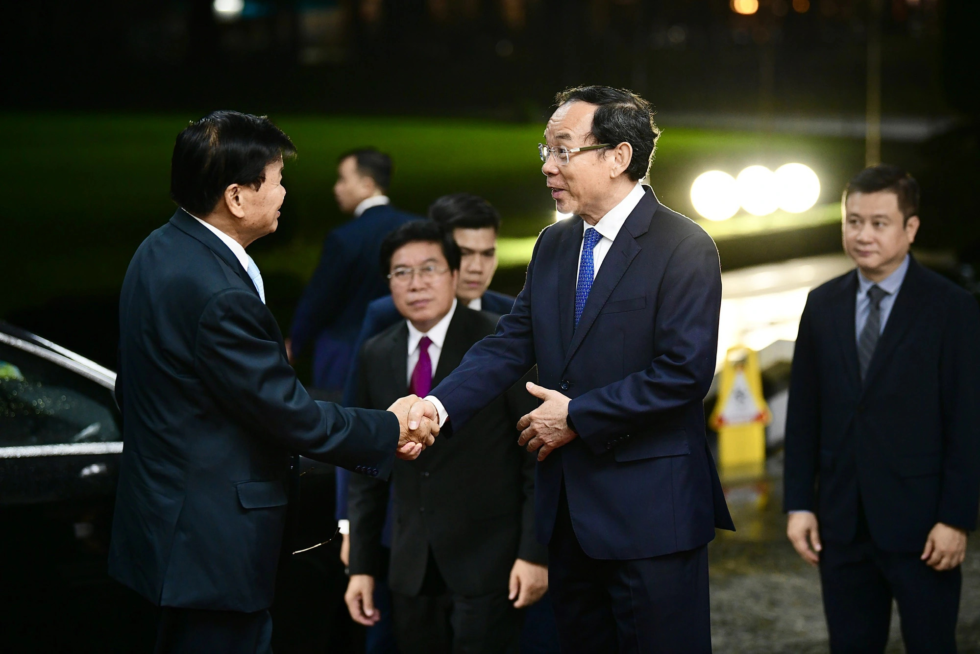 Nguyen Van Nen (R), Politburo member and secretary of the Ho Chi Minh City Party Committee, shakes hands with General Secretary and President of Laos Thongloun Sisoulith in Ho Chi Minh City, September 12, 2024. Photo: Quang Dinh / Tuoi Tre