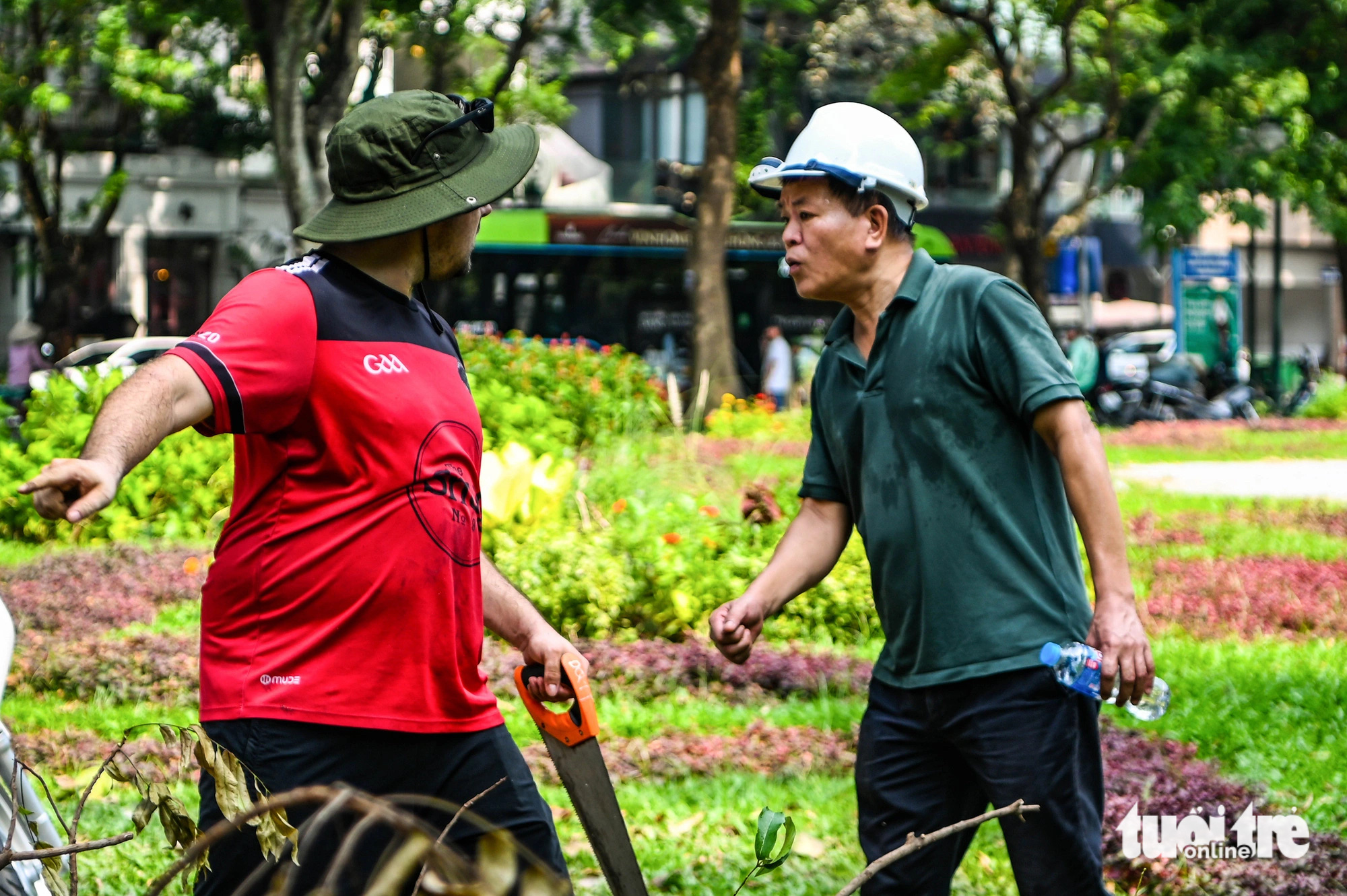 Foreigners help clear fallen tree branches on the street in Hoan Kiem District, Hanoi, September 14, 2024. Photo: Hong Quang / Tuoi Tre