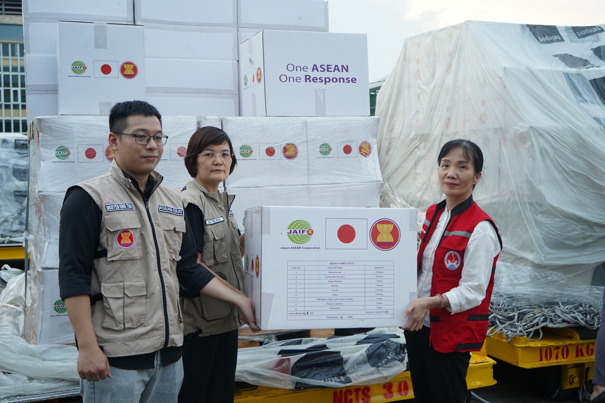 Vietnam receives additional int’l relief shipments for Typhoon Yagi victims