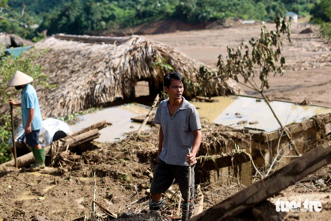 Under the muddy area were earlier the homes of 37 households with more than 100 people. The flash flood turned Nu Village into wreckage. Only dozens of people in Nu Village escaped unhurt. Photo: Nguyen Khanh / Tuoi Tre