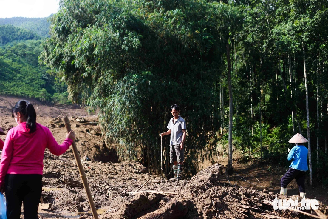 Besides Hoang Van Thoi, many other people in the village try to find their family members. Photo: Nguyen Khanh / Tuoi Tre