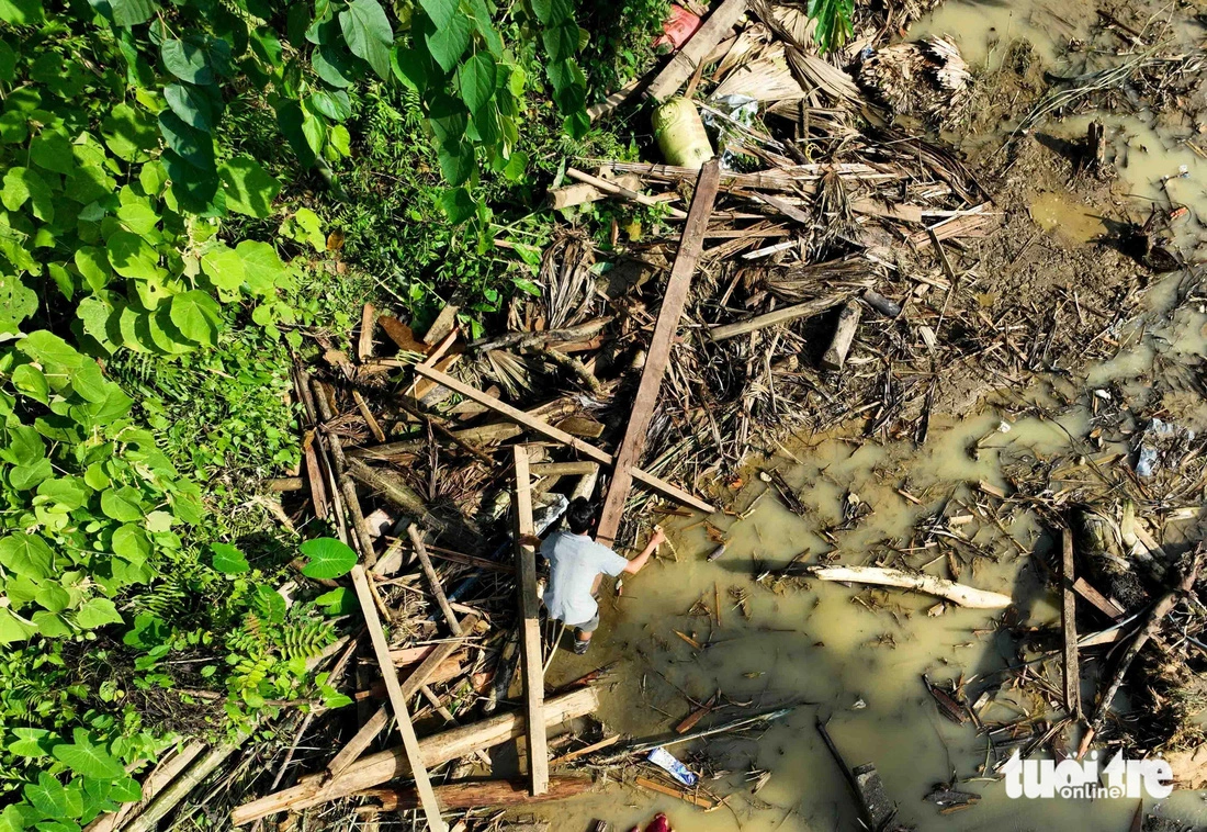 More than 500 people have been mobilized to find missing victims of the flood in Nu Village in Lao Cai Province. Photo: Nguyen Khanh / Tuoi Tre