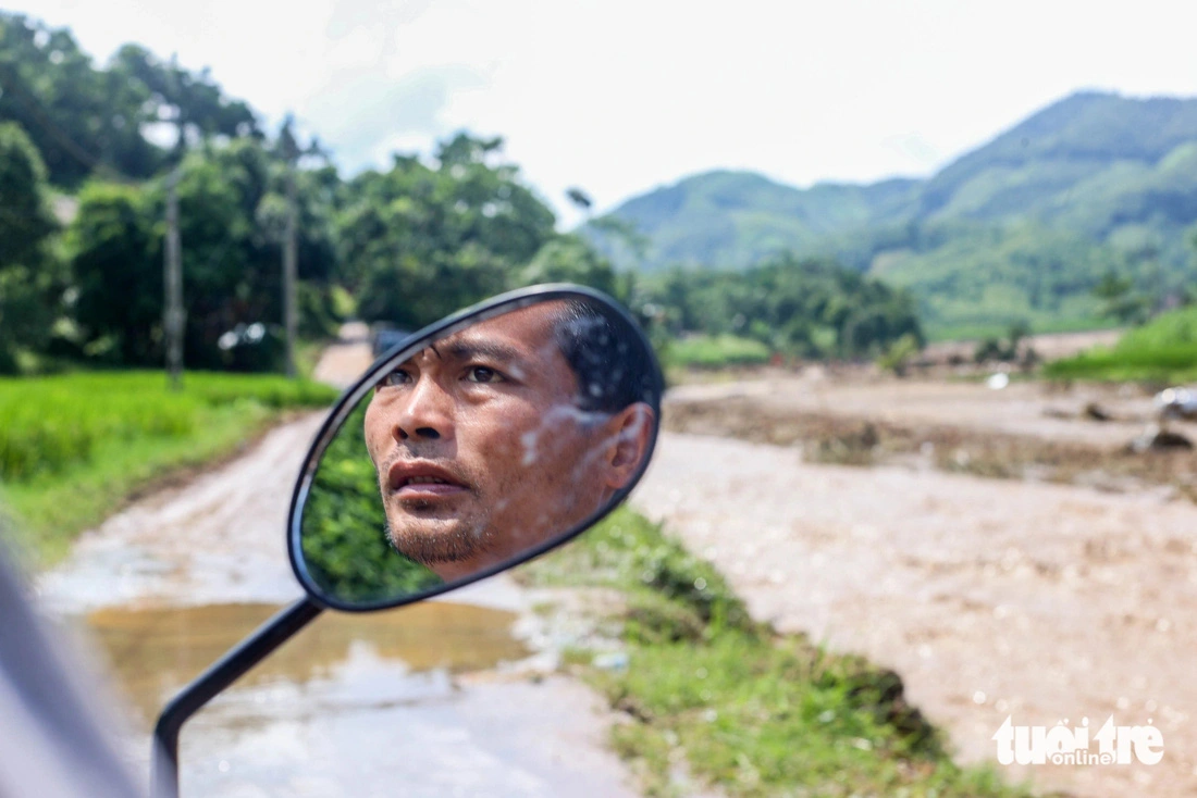 Thoi rushes to the scene of the flood after hearing that military officers found the body of a victim. However, the victim is not his son. Photo: Nguyen Khanh / Tuoi Tre