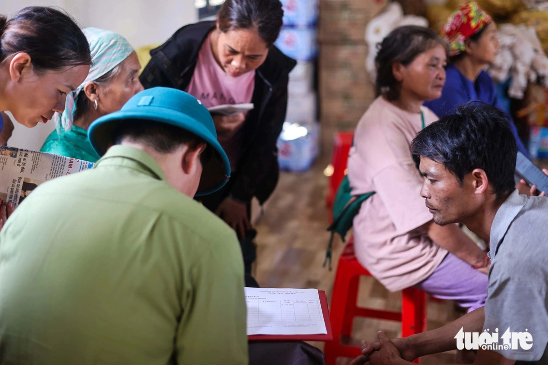 Thoi completes procedures to receive aid from the local authorities. Photo: Nguyen Khanh / Tuoi Tre