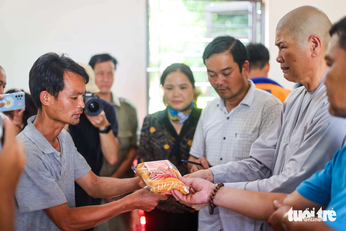 A Buddhist monk bursts out crying when listening to Thoi’s tragic circumstance. Photo: Nguyen Khanh / Tuoi Tre