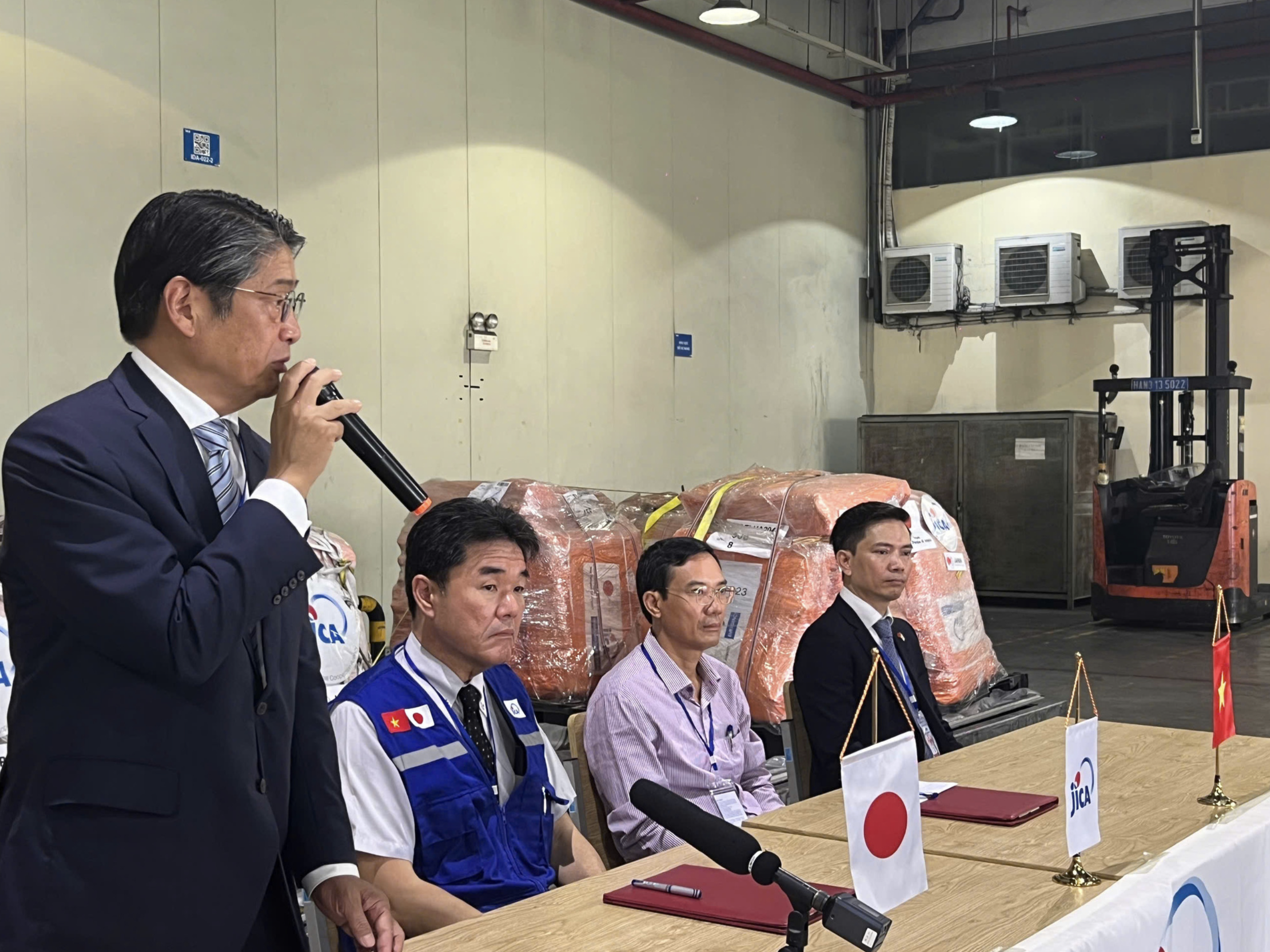 Japanese Ambassador to Vietnam Ito Naoki (standing) speaks at a ceremony to hand over emergency relief to Vietnam on September 15, 2024. Photo: Vietnam Disaster and Dyke Management Authority