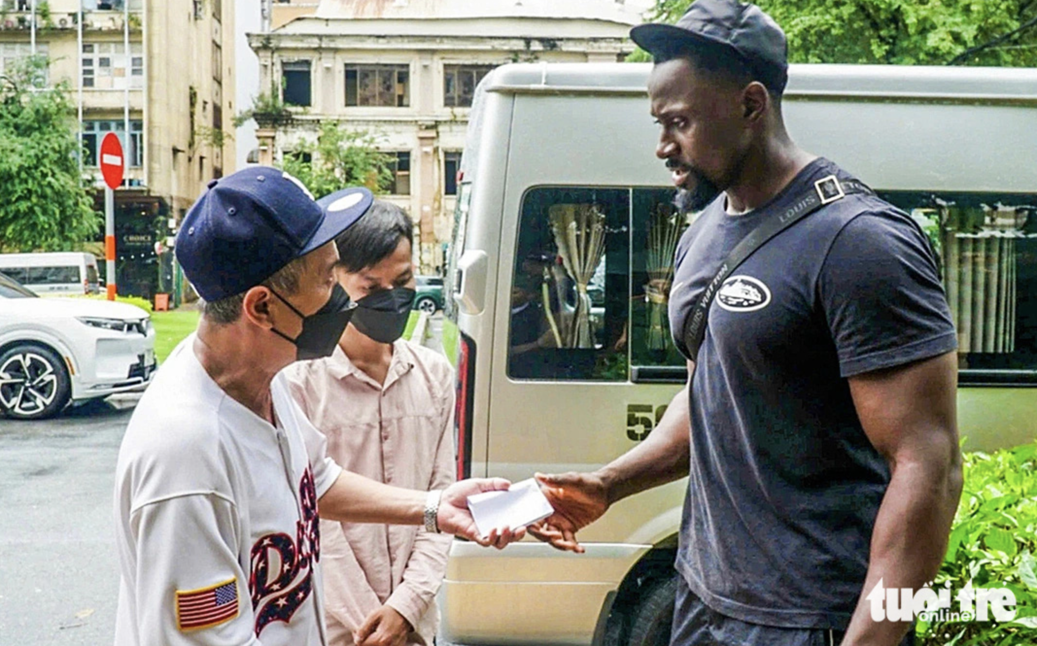 A representative of IshowSpeed accepts an apology from a man who overcharged IshowSpeed for a hoverboard. Photo: Dan Thuan / Tuoi Tre