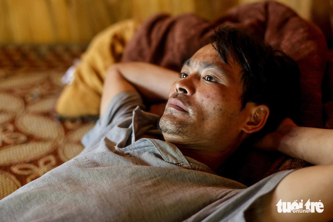 Since Thoi’s mother, wife, and children died, he cannot sleep. Photo: Nguyen Khanh / Tuoi Tre