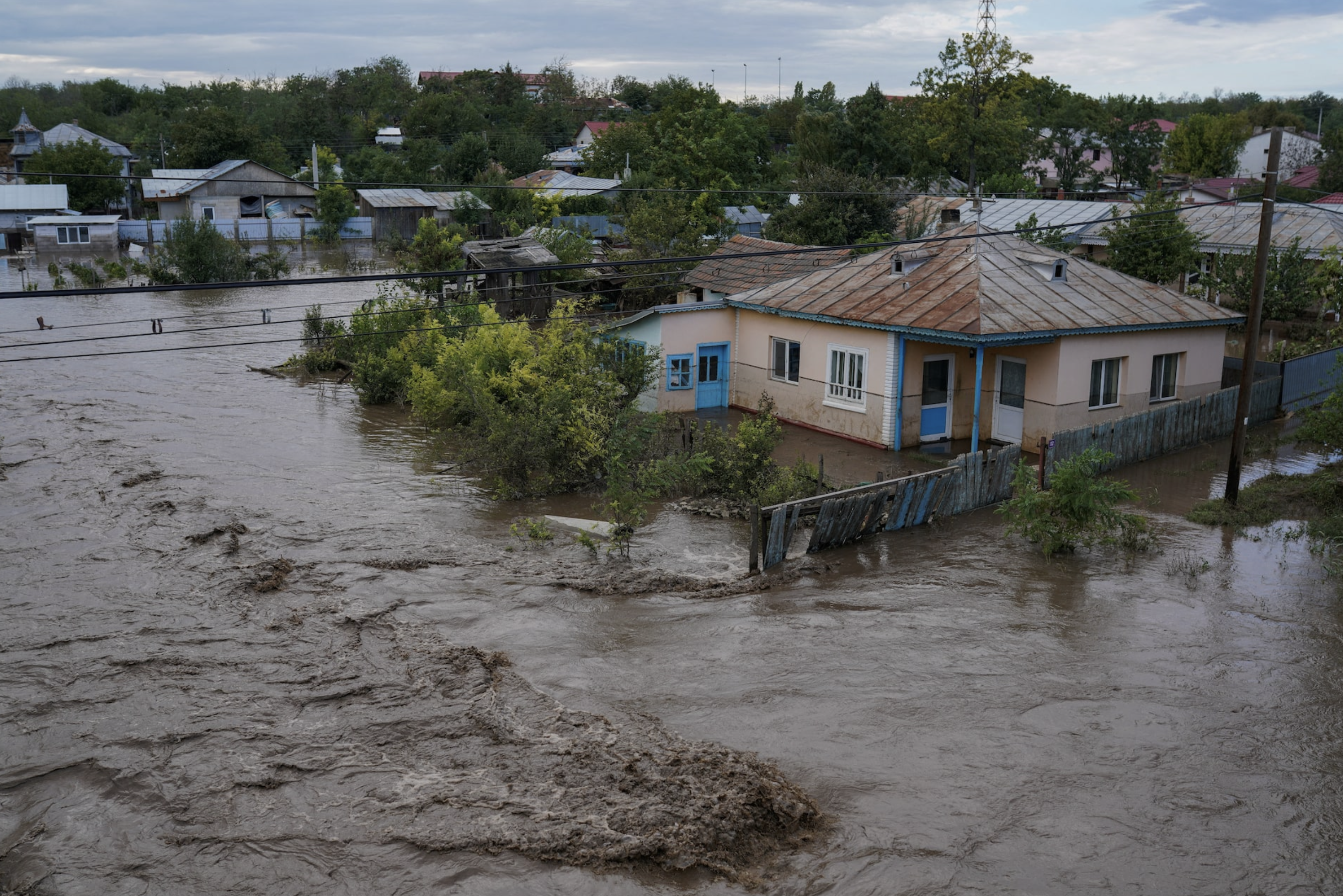 Flood water covers an area, after heavy rain triggered flooding in Slobozia Conachi, Galati country, Romania, September 14, 2024. Photo: Reuters