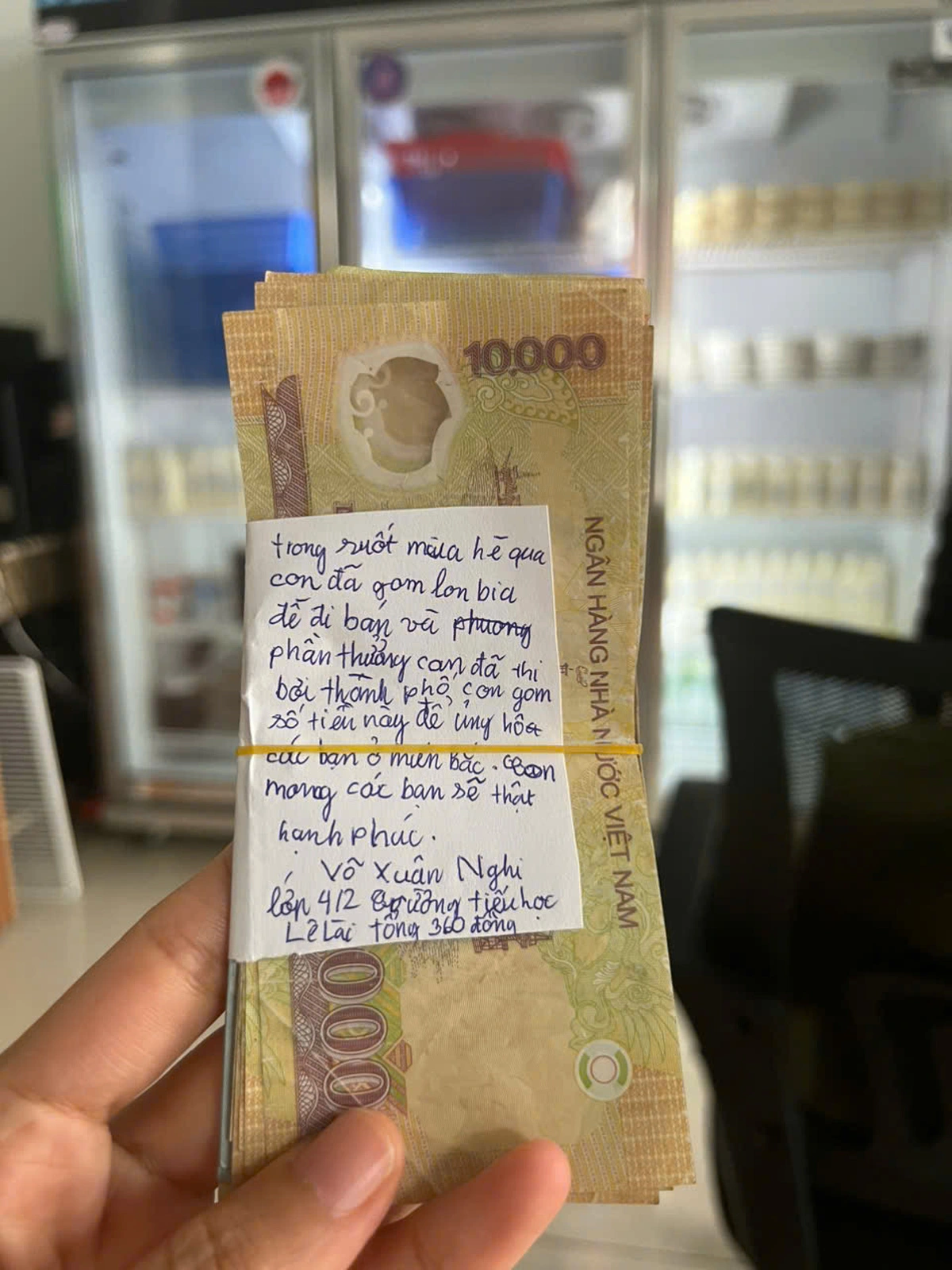 “During the summer, I collected and sold empty beer cans and won prizes in swimming competitions. I donate this amount of money to friends in the north. I wish them happiness,” Vo Xuan Nghi, a fourth grader of Le Lai Elementary School in central Da Nang City, wrote in a piece of paper attached with VND360,000 (14.7) in small change donated to children in flooded areas in northern Vietnam. Photo: Supplied