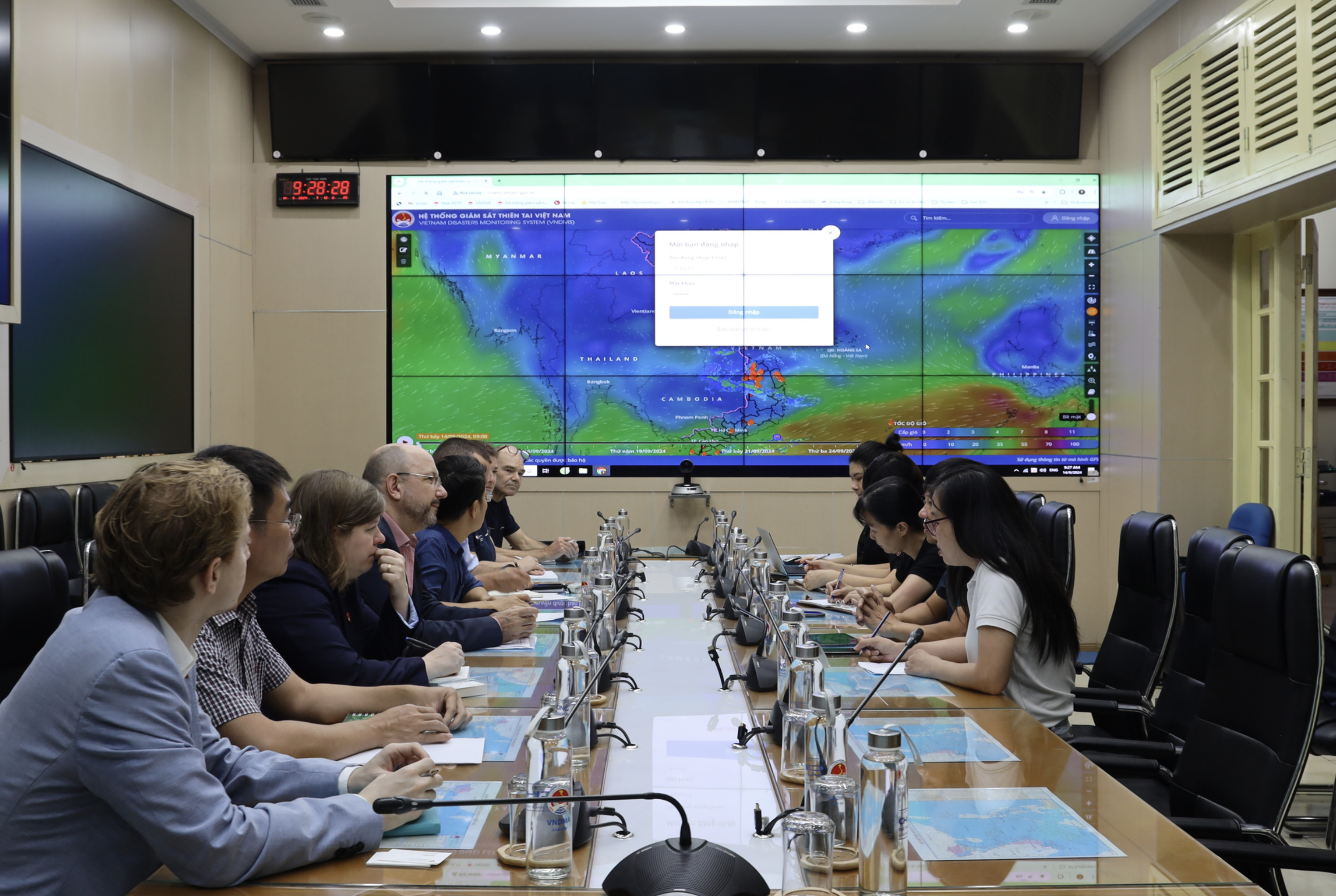 A working session between Swiss experts and Vietnamese officials on September 14, 2024. Photo: Vietnam Disaster and Dyke Management Authority