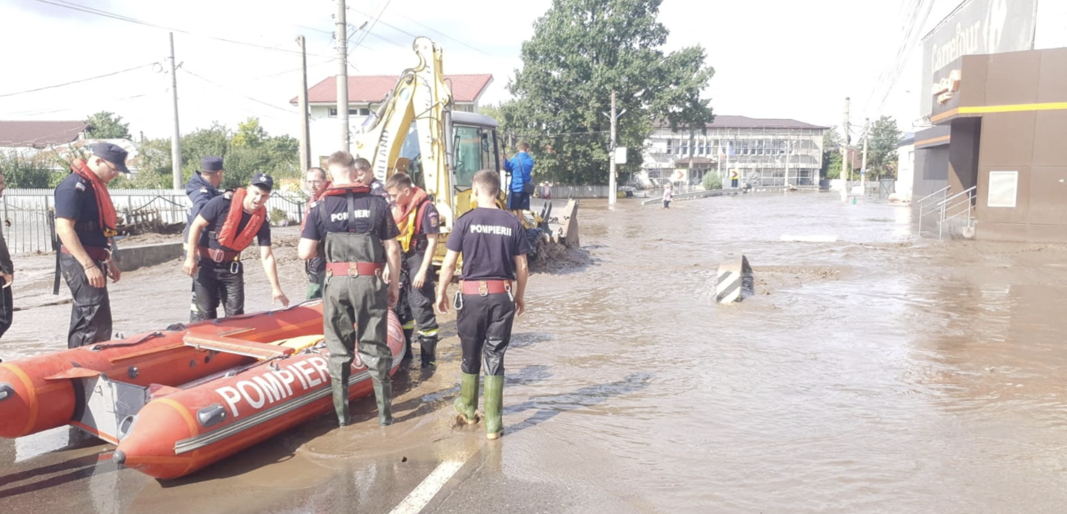 Firefighters operate in an area, after heavy rain triggered flooding in Pechea, Galati country, Romania September 14, 2024. Photo: Reuters