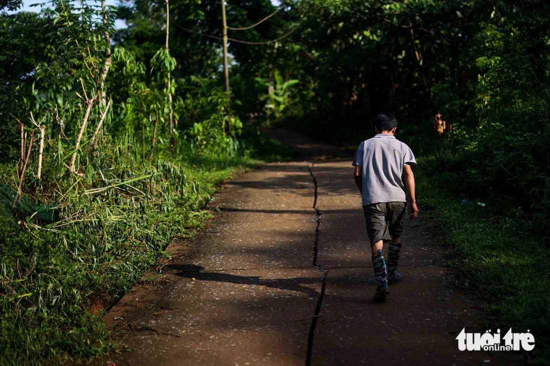 The distance between his house and his relative’s house is over one kilometer. He recalled that after seeing the relative’s house, where his mother, wife, and children were living, collapsed, he just knew to wail and rush to find his family members. Photo: Nguyen Khanh / Tuoi Tre