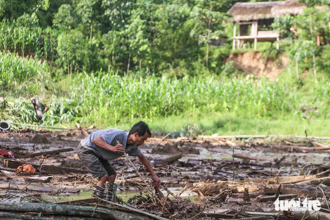 Thoi searches for his son tirelessly. Photo: Nguyen Khanh / Tuoi Tre