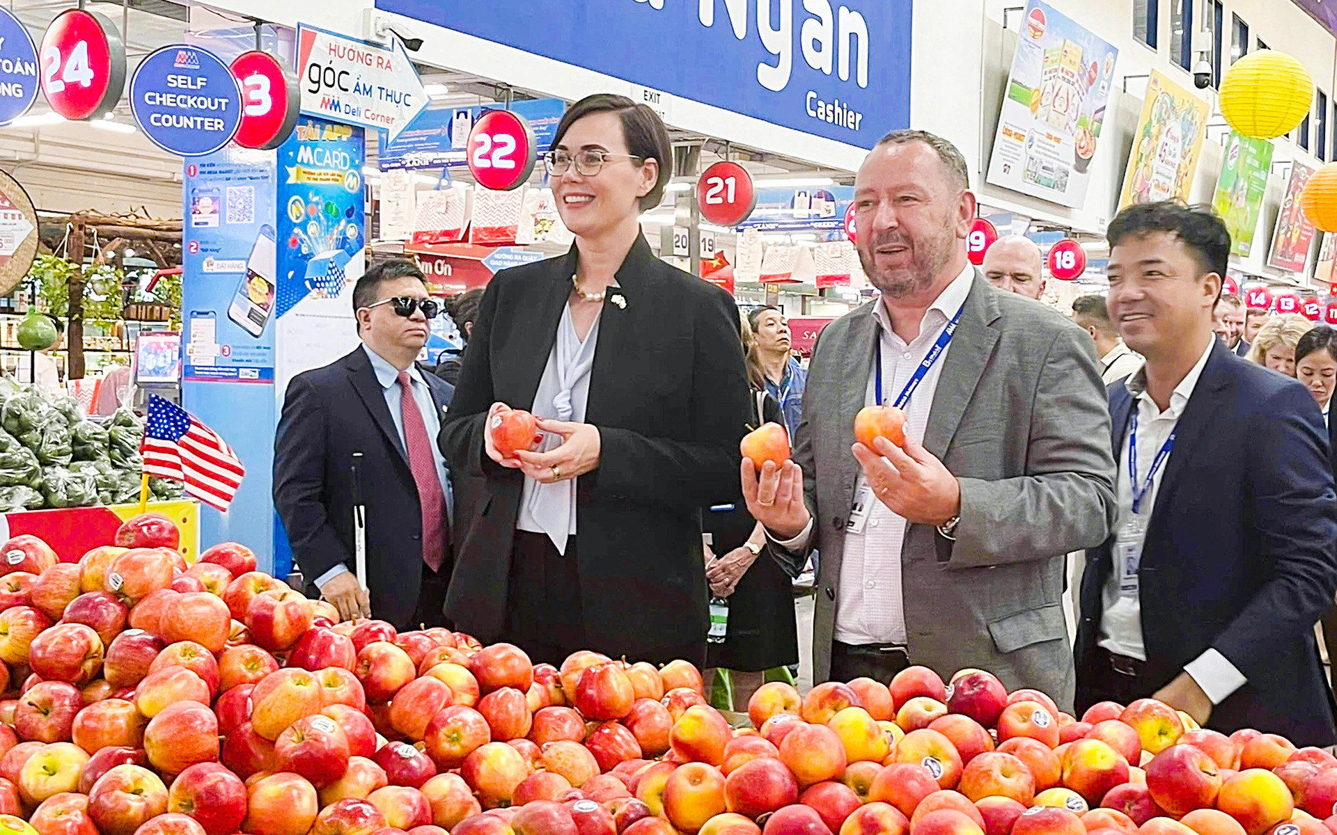 U.S. Department of Agriculture Undersecretary Alexis Taylor (R, 3rd) and CEO of MM Mega Market Vietnam Bruno Jousselin. Photo: N.Binh / Tuoi Tre