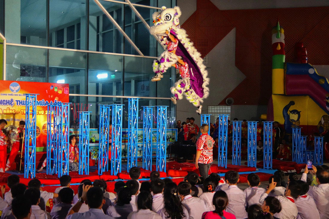 Large crowds gather at the Children's Cultural Palace, parks, and other venues in Da Nang, central Vietnam, to enjoy lion dances. Photo: Thanh Nguyen / Tuoi Tre