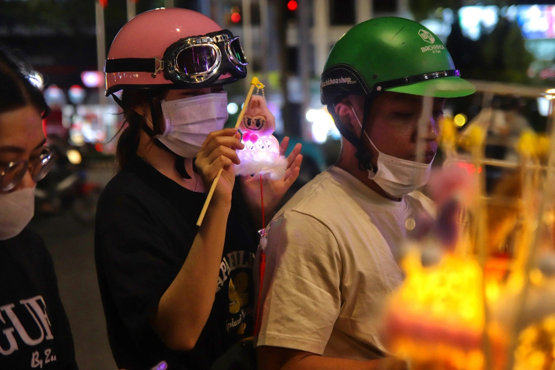 Eye-catching lanterns, beloved by both children and adults, have become popular holiday toys in Da Nang, central Vietnam. Photo: Thanh Nguyen / Tuoi Tre