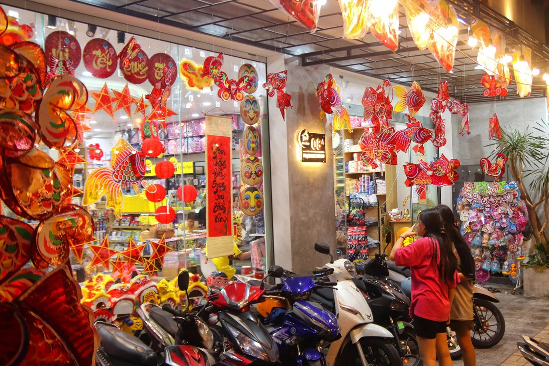 Stores across Da Nang, central Vietnam, are adorned with bright lanterns for the festival. Photo: Thanh Nguyen / Tuoi Tre