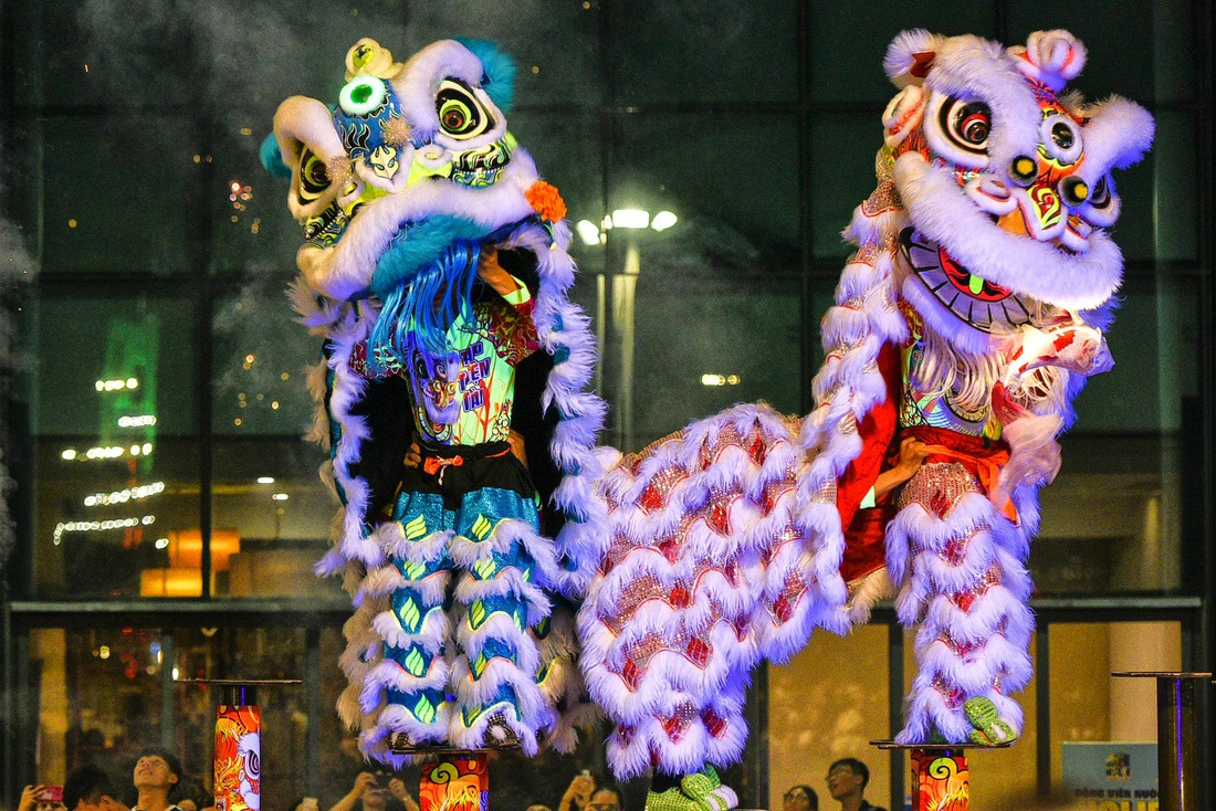 Vibrant lion dancers, dressed in colorful costumes, perform in Da Nang, central Vietnam. Photo: Thanh Nguyen / Tuoi Tre