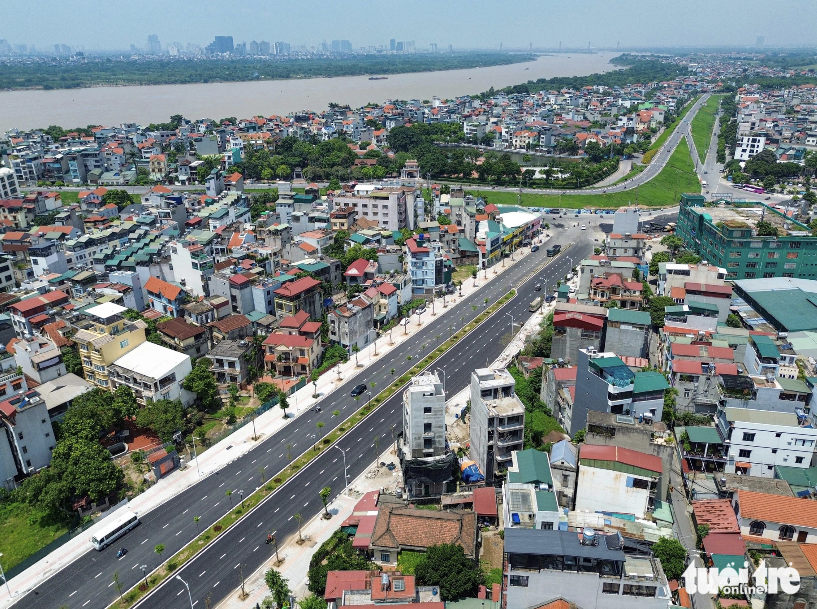 The final section of the road connects with Ngoc Thuy Dyke in Hanoi. Photo: Hong Quang / Tuoi Tre