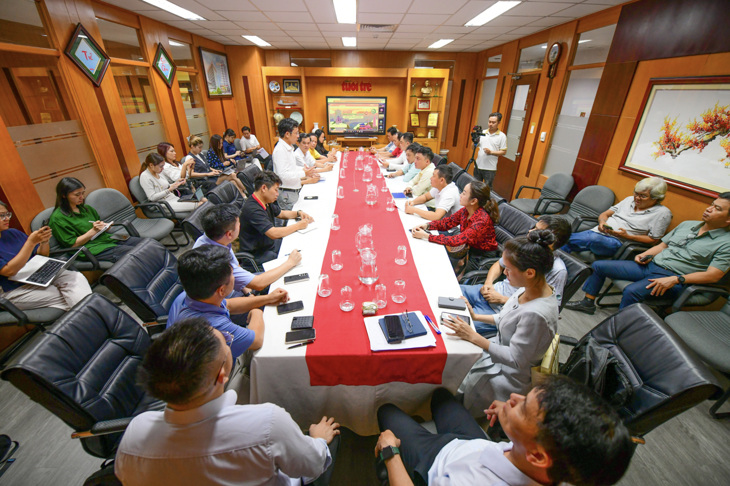 A working session between the organizer and pho eateries takes place in preparation for the Vietnam Phở Festival 2024 in South Korea on October 5 and 6, 2024. Photo: Quang Dinh / Tuoi Tre